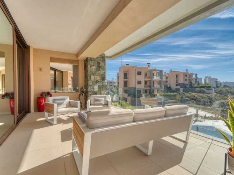 4 Bedroom Apartment with Terrace for Sale in Benahavís