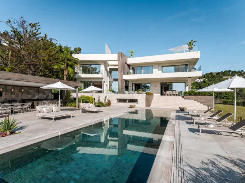 6 Bedroom Private Villa with Terrace for Sale in La Zagaleta, Benahavís
