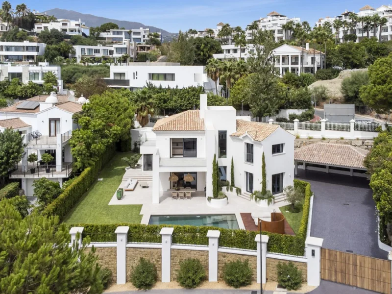 4 Bedroom Private Villa with Terrace for Sale in Benahavís
