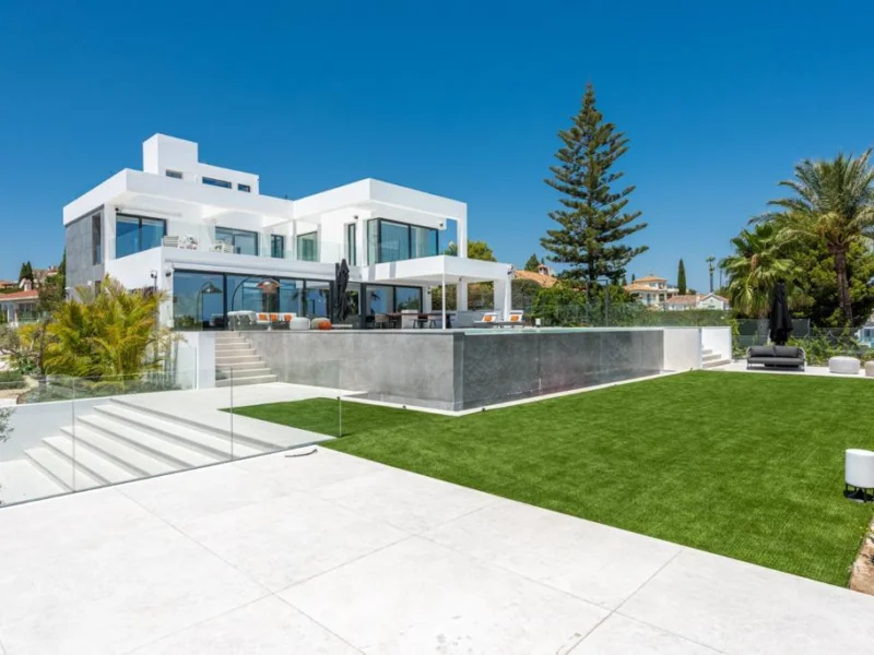 6 Bedroom Private Villa for Sale in El Paraíso, Estepona