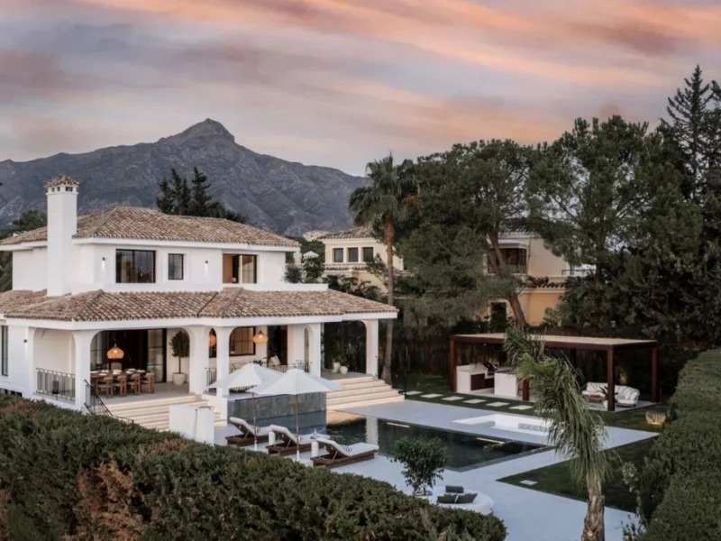 5 Bedroom Private Villa with Terrace for Sale in Nueva Andalucía, Marbella
