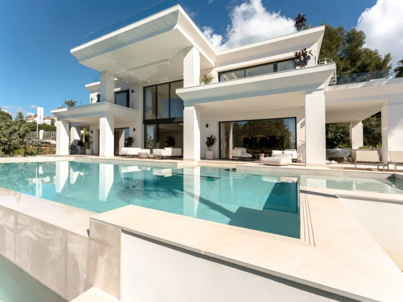 7 Bedroom Private Villa for Sale in Sierra Blanca, Marbella