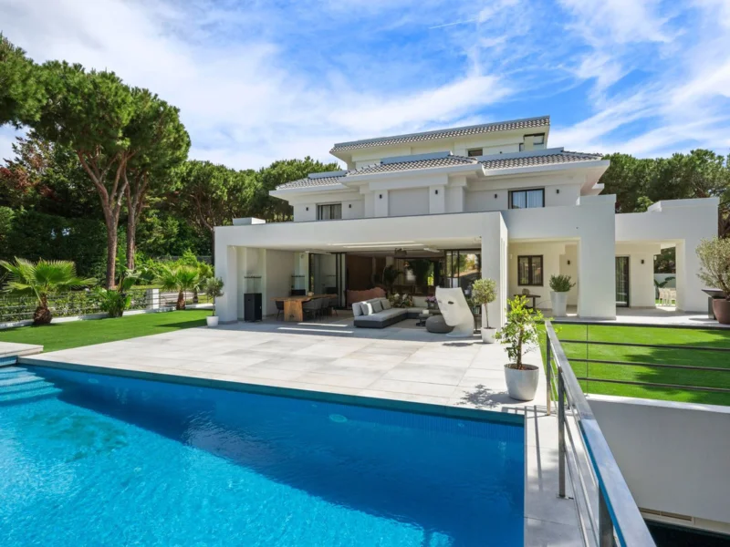 6 Bedroom Private Villa for Sale in Las Chapas, Marbella