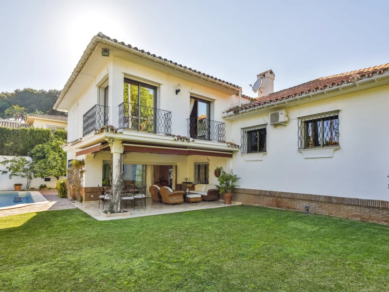 6 Bedroom Private Villa for Sale in Los Monteros, Marbella