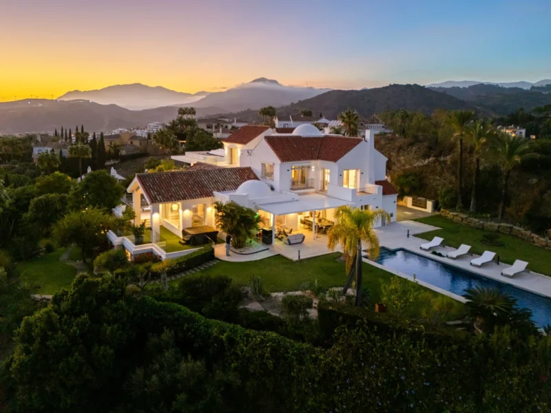 9 Bedroom Private Villa with Terrace for Sale in Benahavís