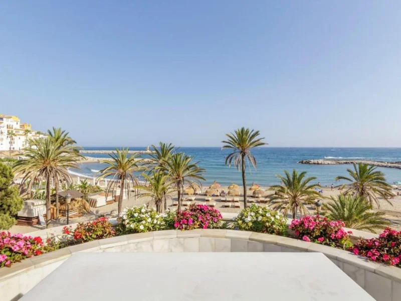 3 Bedroom Apartment with Terrace for Sale in Puerto Banús, Marbella