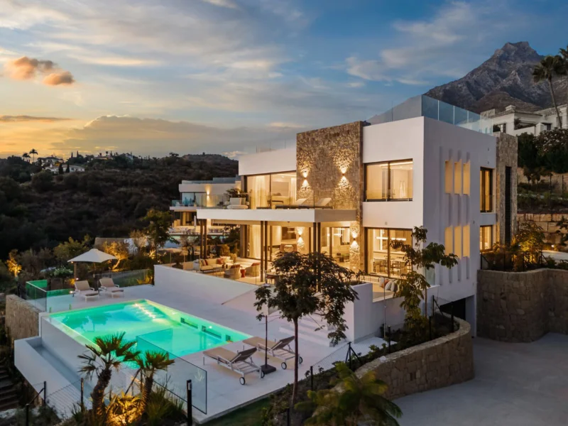 5 Bedroom Private Villa with Terrace for Sale in Milla de Oro, Marbella