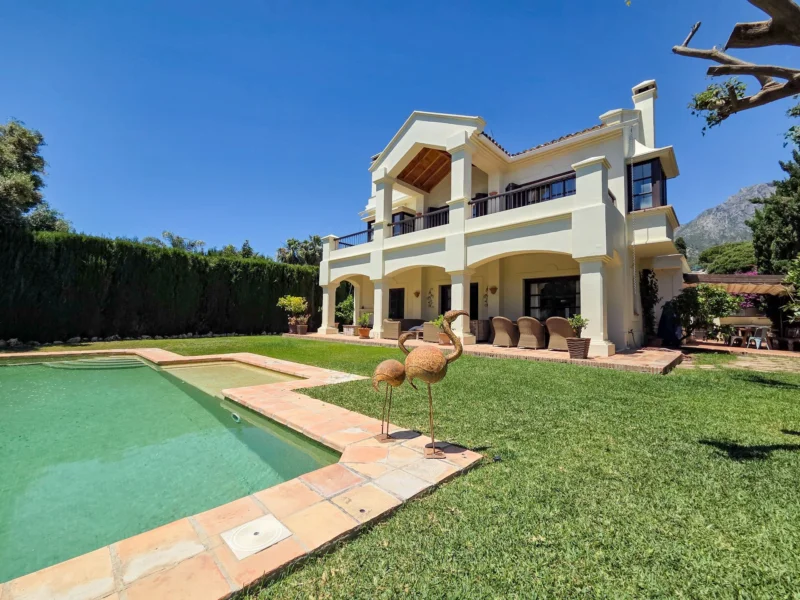 Furnished 5 Bedroom Private Villa with Terrace for Rent in Milla de Oro, Marbella