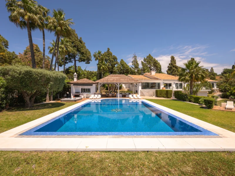 7 Bedroom Private Villa with Terrace for Sale in Las Chapas, Marbella
