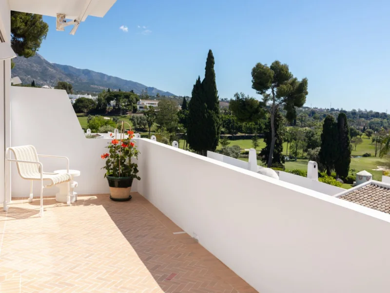 2 Bedroom Apartment with Terrace for Sale in Nueva Andalucía, Marbella