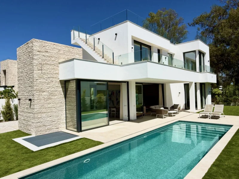 6 Bedroom Private Villa with Terrace for Sale in Nueva Milla de Oro, Estepona