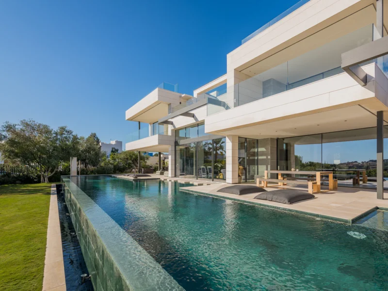 6 Bedroom Private Villa with Terrace for Sale in Milla de Oro, Marbella