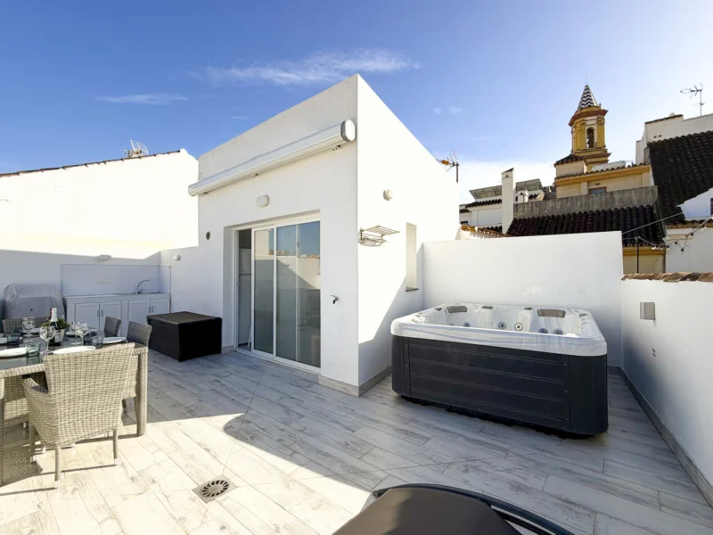 5 Bedroom Private Villa with Terrace for Sale in Estepona
