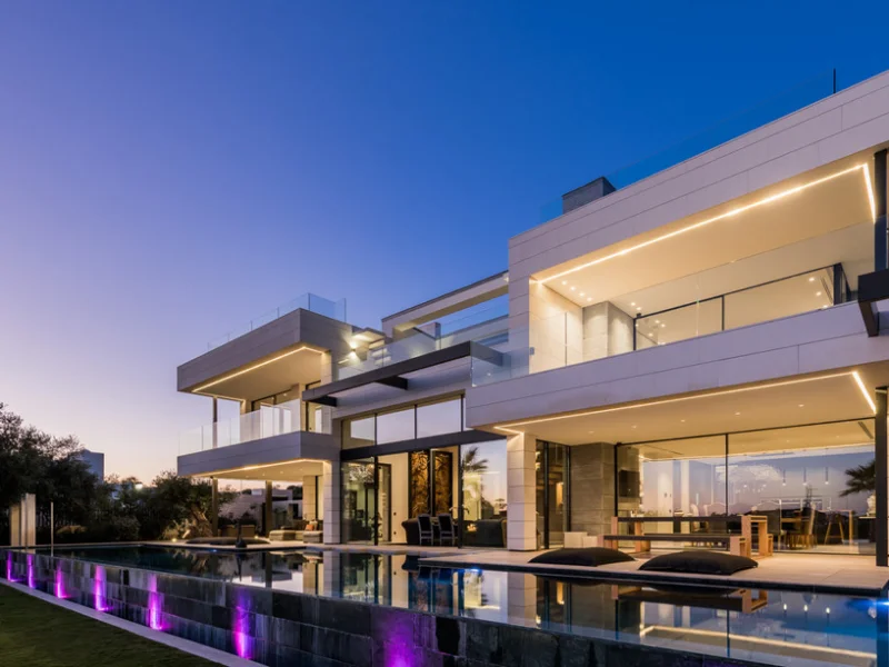 6 Bedroom Private Villa with Terrace for Sale in Milla de Oro, Marbella
