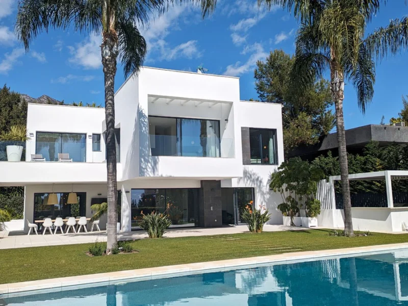 5 Bedroom Private Villa with Terrace for Sale in Marbella Centro