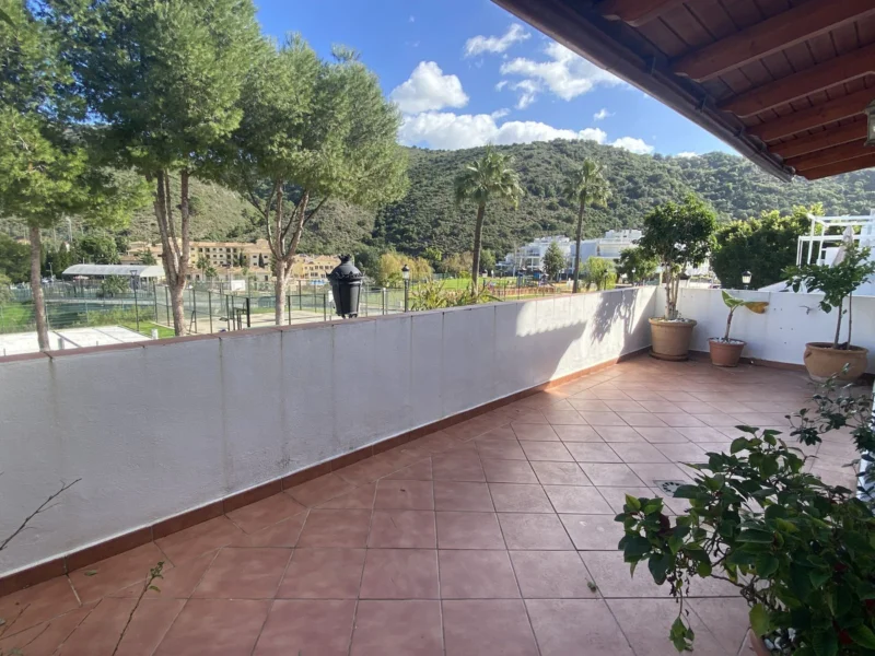 3 Bedroom Apartment with Terrace for Sale in Benahavís