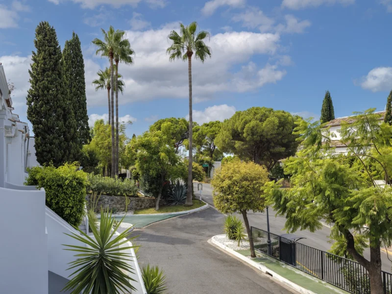 5 Bedroom Private Villa for Sale in Las Jacarandas, Nueva Milla de Oro, Estepona