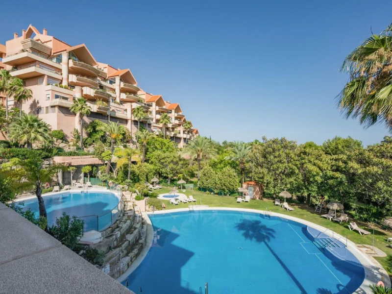 2 Bedroom Apartment with Terrace for Sale in Nueva Andalucía, Marbella
