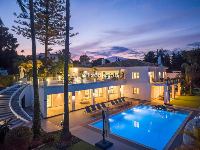 10 Bedroom Private Villa for Sale in Atalaya, Estepona