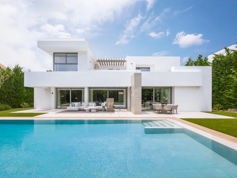 5 Bedroom Private Villa for Sale in El Paraíso, Estepona