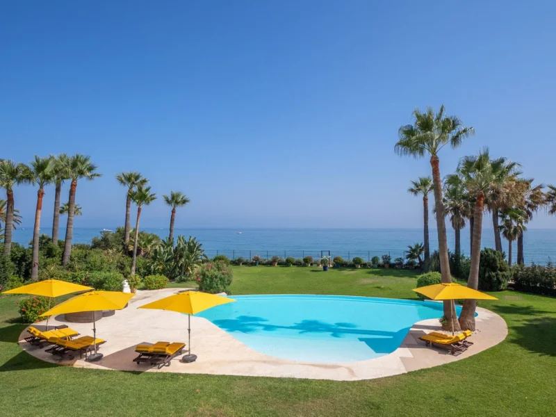 10 Bedroom Private Villa with Terrace for Sale in Nueva Milla de Oro, Estepona