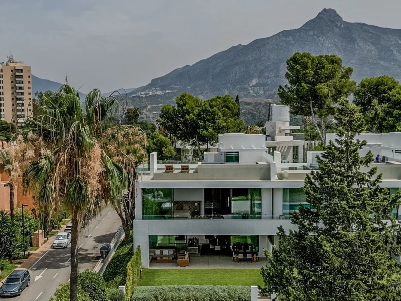 4 Bedroom Private Villa with Terrace for Sale in Puerto Banús, Marbella