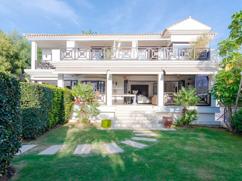 6 Bedroom Private Villa with Terrace for Sale in Nueva Andalucía, Marbella