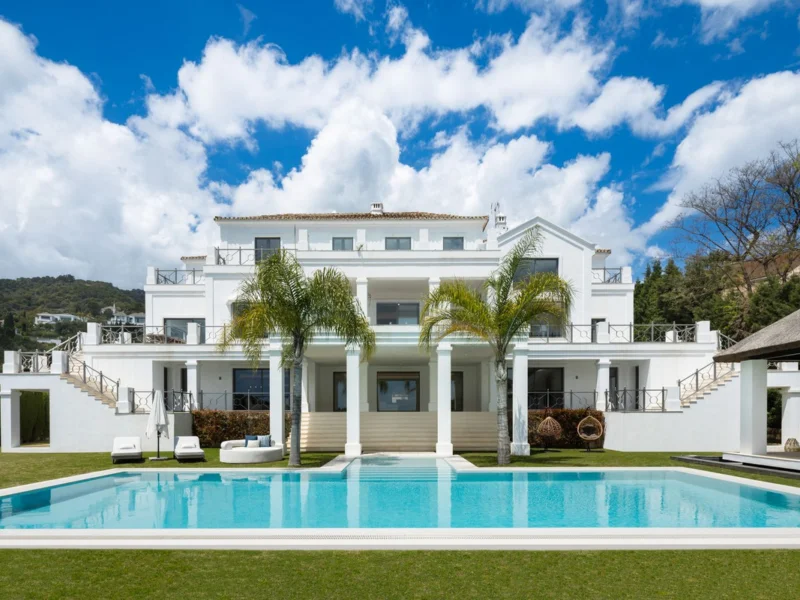 5 Bedroom Private Villa with Terrace for Sale in Benahavís