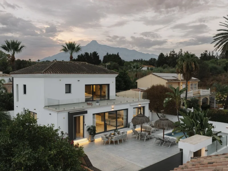 4 Bedroom Private Villa with Terrace for Sale in Nueva Andalucía, Marbella