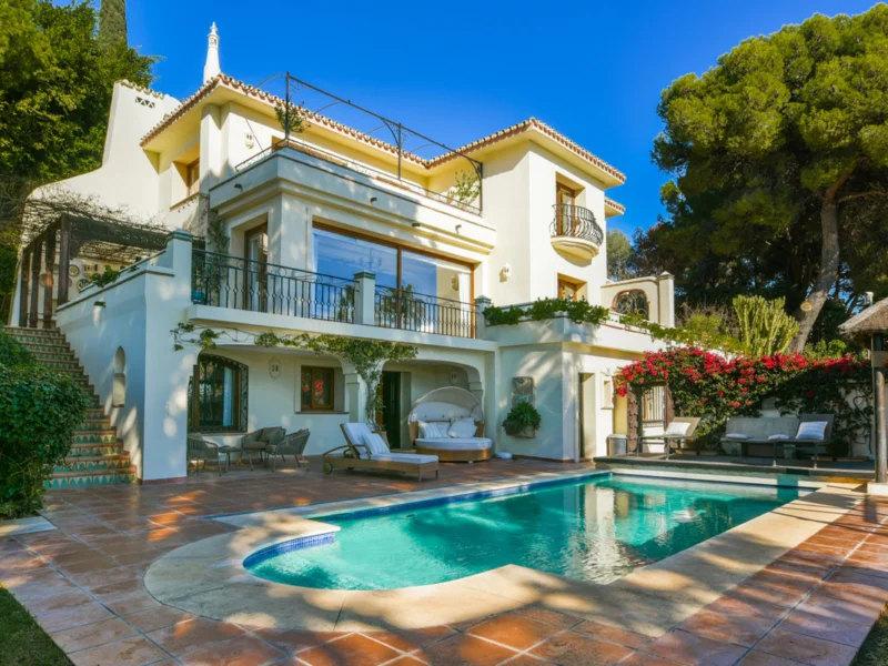 5 Bedroom Private Villa for Sale in Río Real, Marbella