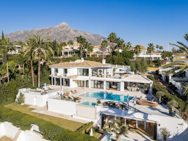 7 Bedroom Private Villa for Sale in Nueva Andalucía, Marbella