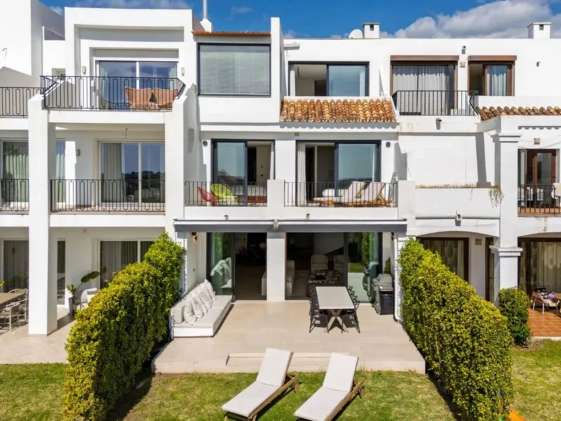 4 Bedroom Private Villa with Terrace for Sale in La Quinta, Benahavís