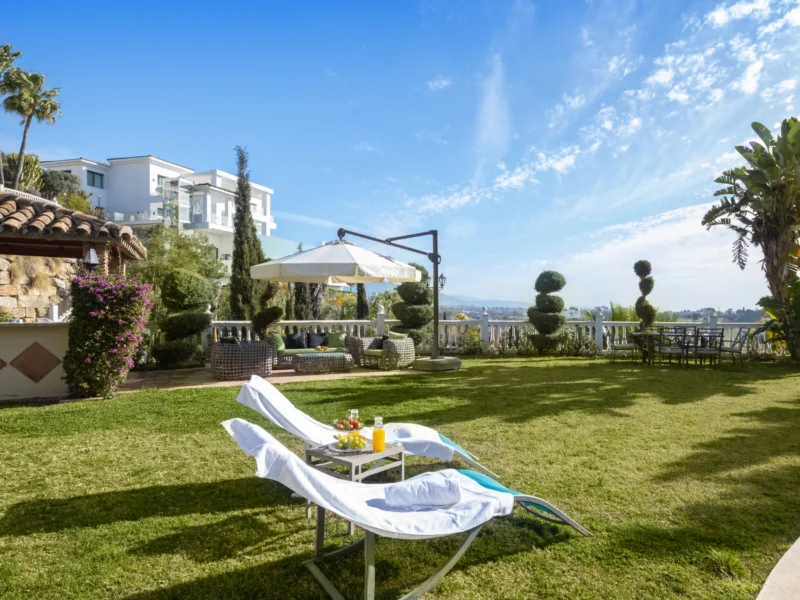 6 Bedroom Private Villa for Sale in El Paraíso, Estepona