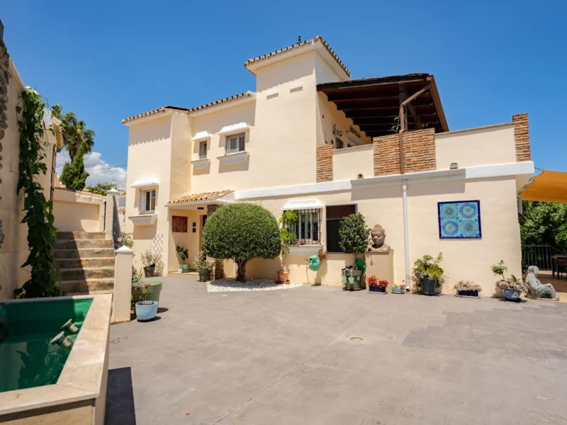 4 Bedroom Private Villa for Sale in Estepona