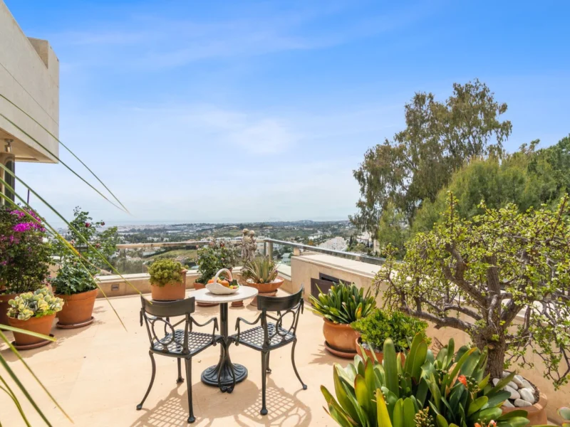 4 Bedroom Apartment for Sale in Nueva Andalucía, Marbella