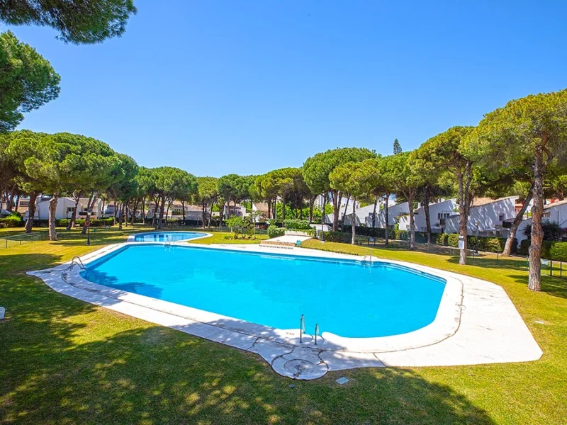 4 Bedroom Private Villa with Terrace for Sale in El Paraíso, Estepona