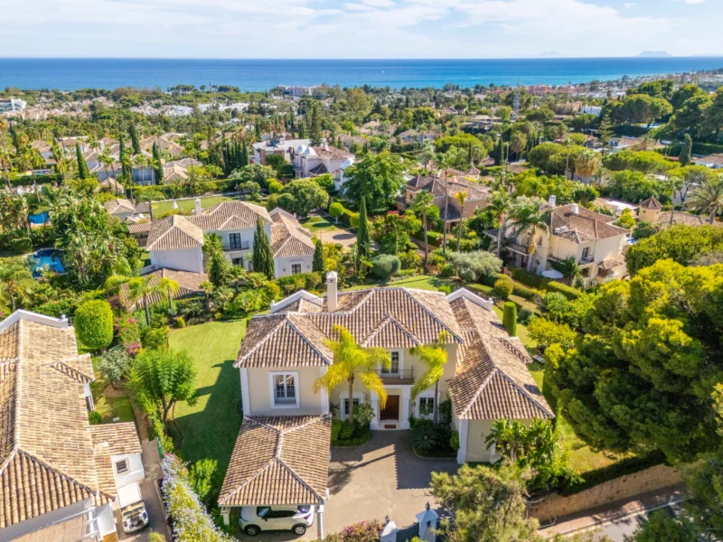 4 Bedroom Private Villa for Sale in El Paraíso, Estepona