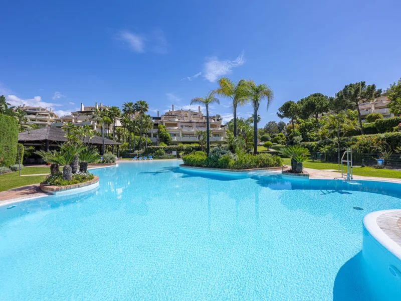 3 Bedroom Apartment with Terrace for Sale in Benahavís