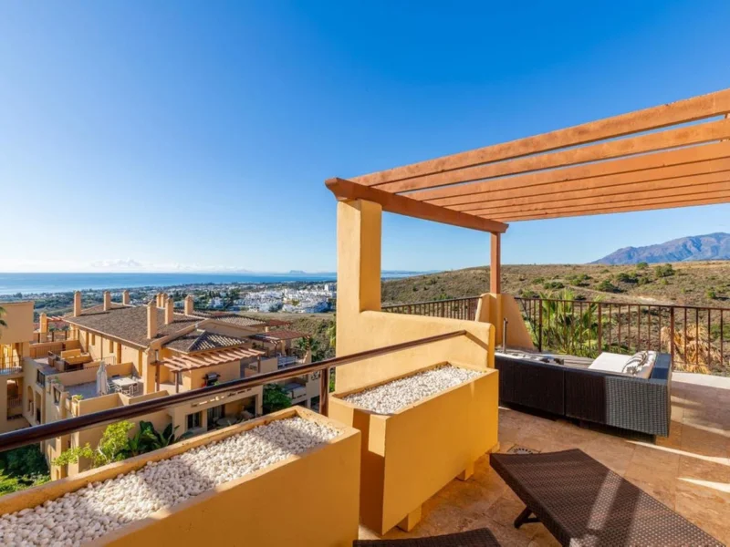 2 Bedroom Apartment with Terrace for Sale in Benahavís