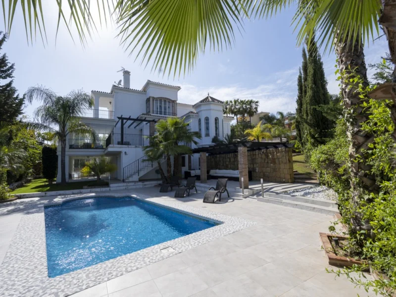 5 Bedroom Private Villa with Terrace for Sale in Los Naranjos Golf, Nueva Andalucía, Marbella