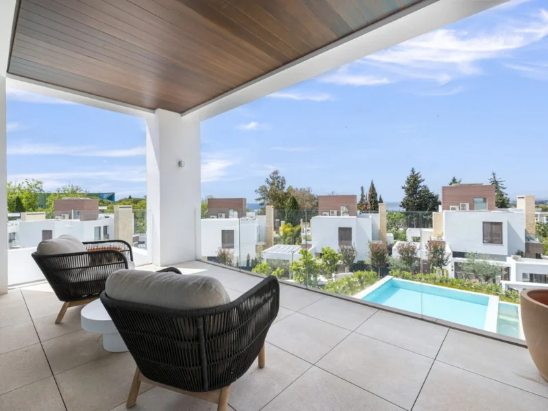 4 Bedroom Private Villa with Terrace for Sale in Milla de Oro, Marbella