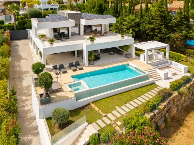 5 Bedroom Private Villa with Terrace for Sale in Nueva Andalucía, Marbella