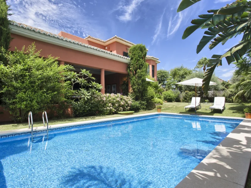 5 Bedroom Private Villa for Sale in Altos de Puente Romano, Milla de Oro, Marbella