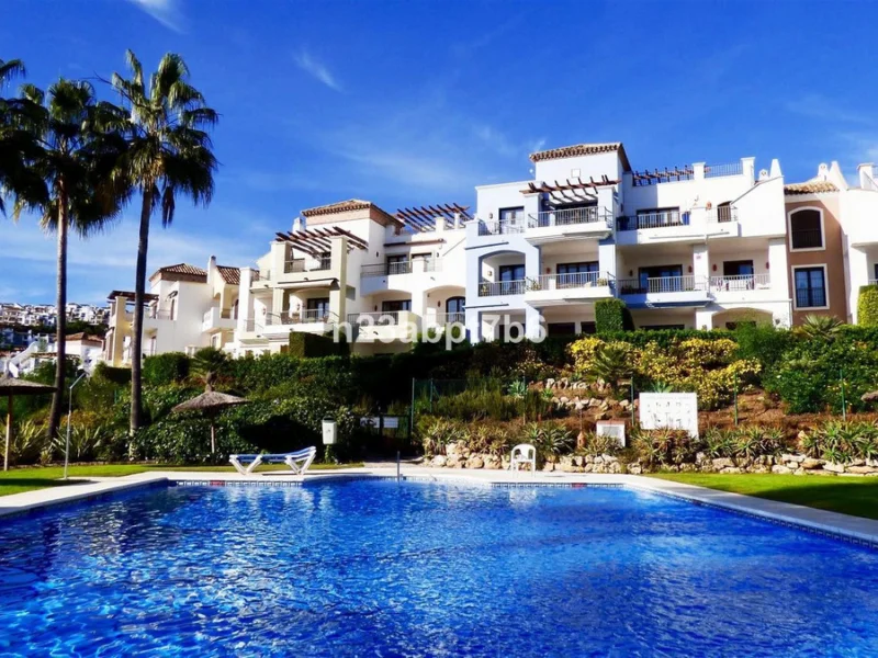 3 Bedroom Apartment with Terrace for Sale in Los Arqueros, Benahavís