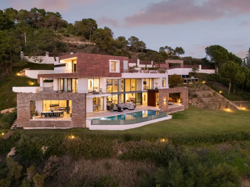 5 Bedroom Private Villa with Terrace for Sale in Benahavís