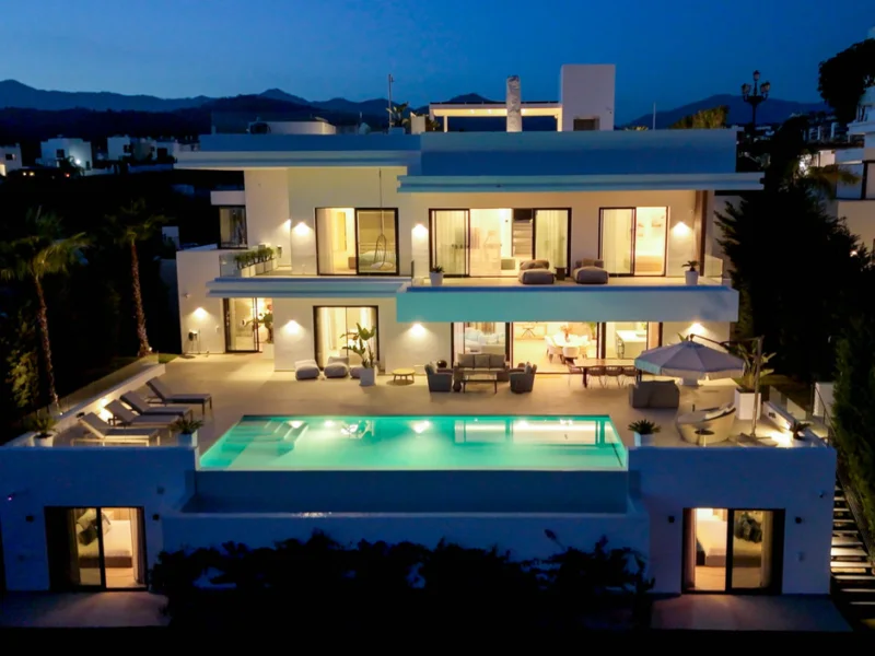 6 Bedroom Private Villa for Sale in Nueva Milla de Oro, Estepona