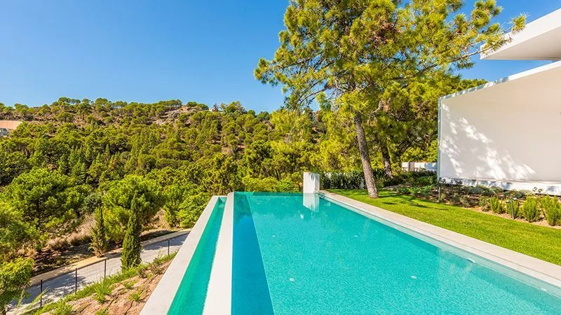 6 Bedroom Private Villa with Terrace for Sale in Marbella