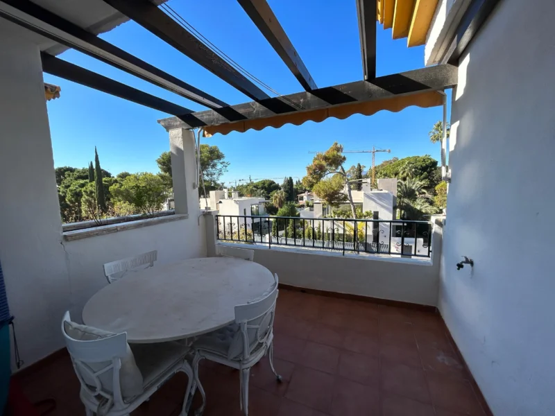 3 Bedroom Apartment with Terrace for Sale in Los Pinos de Nagüeles, Milla de Oro, Marbella