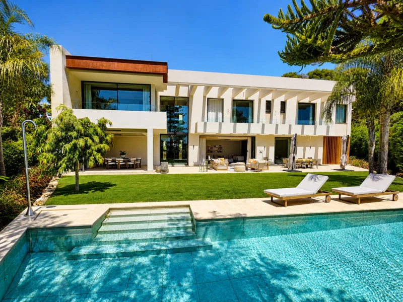 5 Bedroom Private Villa for Sale in Los Monteros Playa, Los Monteros, Marbella