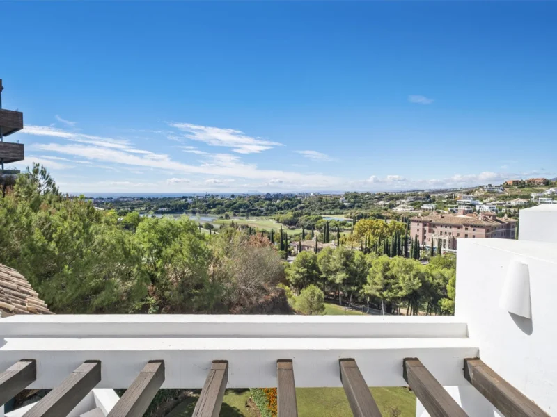 3 Bedroom Apartment with Terrace for Sale in Benahavís
